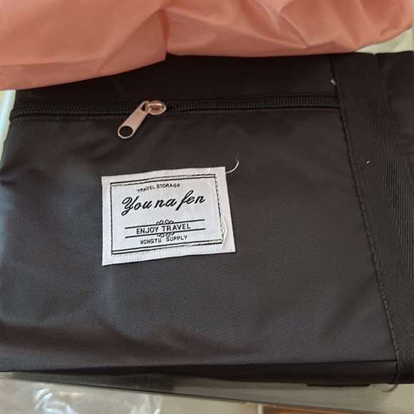 2 PACK BUNDLE DUFFLE BAGS ONE PINK ONE BLACK NEW IN PACKAGE W LUGGAGE SLEEVE - Picture 6 of 6